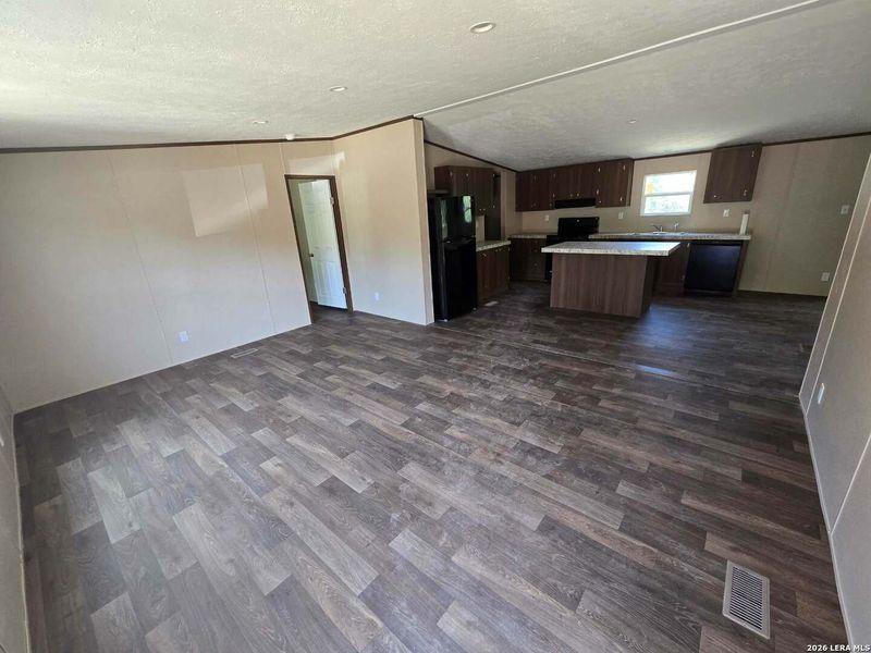 Spacious, unfurnished interior of a new home in , Canyon Lake (Image 12).