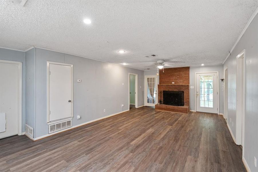 Spacious, unfurnished interior of a new home in , Gun Barrel City (Image 19).