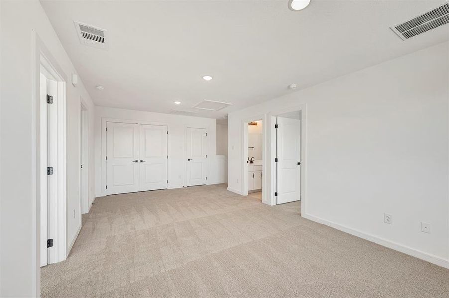 Spacious, unfurnished interior of a new home in Rolling Ridge, Van Alstyne (Image 28).