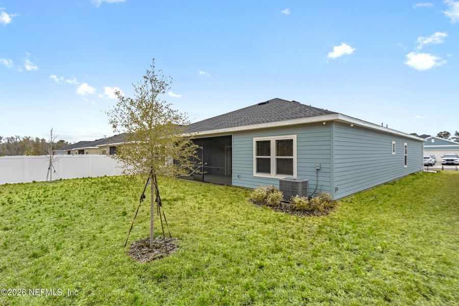 Exterior details and patio area of a home in Saddle Oaks, Jacksonville (Image 4).