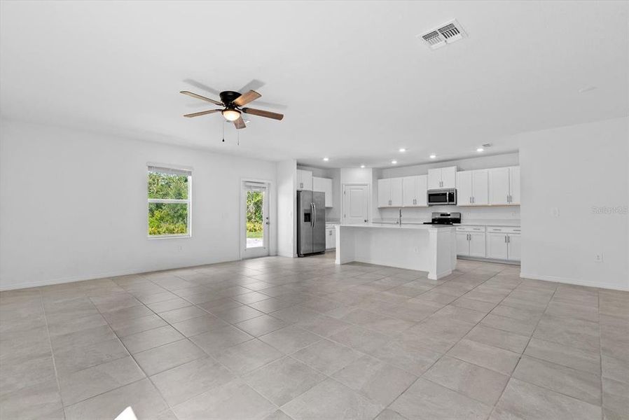 Spacious, unfurnished interior of a new home in , Bradenton (Image 15).