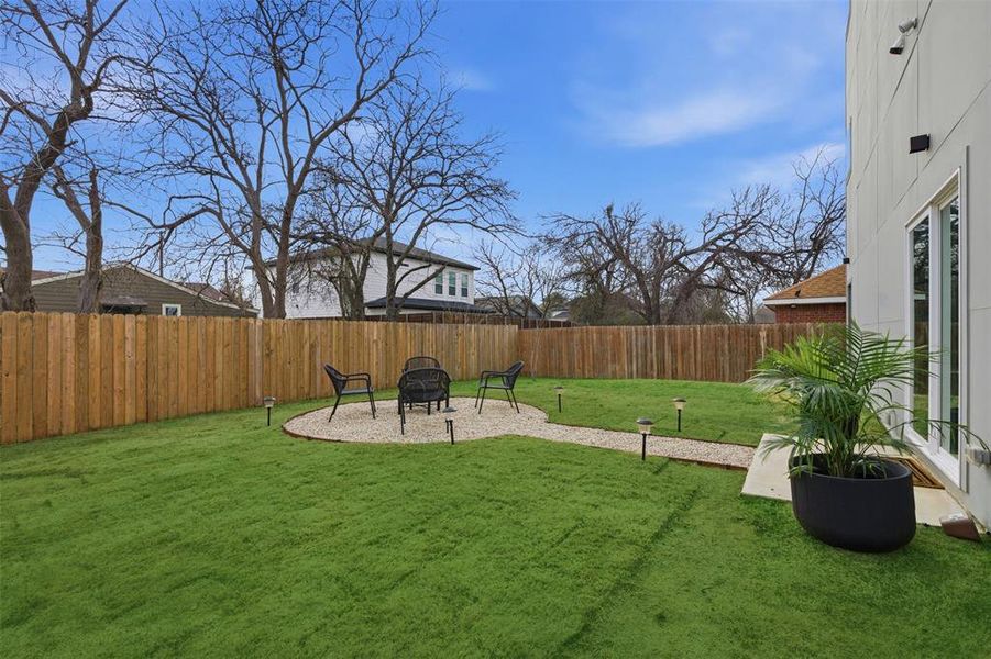 Exterior details and patio area of a home in , Dallas (Image 24).