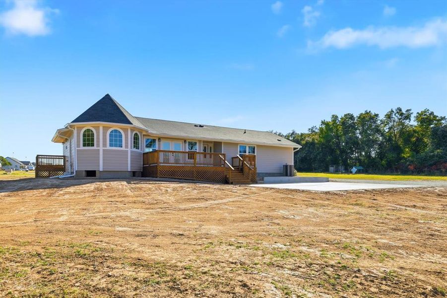 Exterior details and patio area of a home in , Boyd (Image 16).