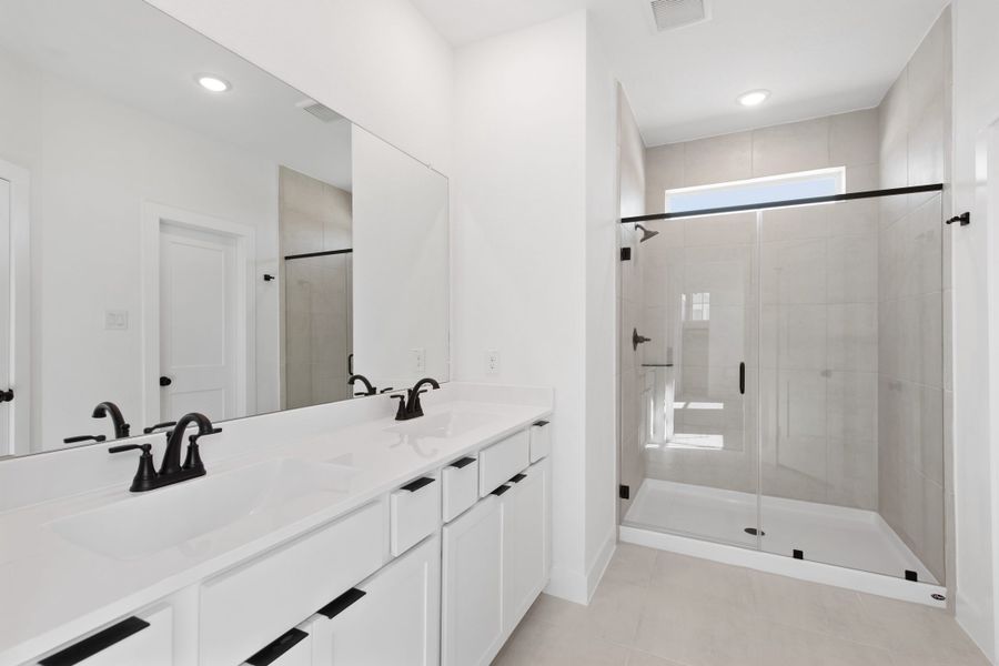 Furnished interior view inside a new home in Sienna, Missouri City (Image 11).