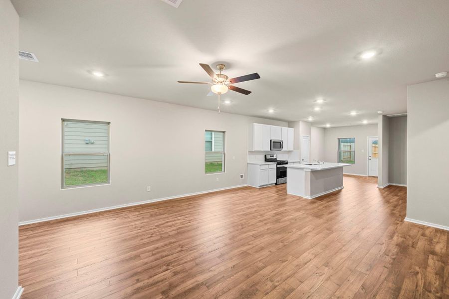 Spacious, unfurnished interior of a new home in Westridge Cove, Conroe (Image 18).