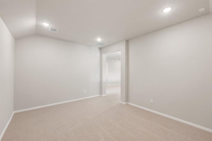 Spacious, unfurnished interior of a new home in Sable Creek, Sanger (Image 21).