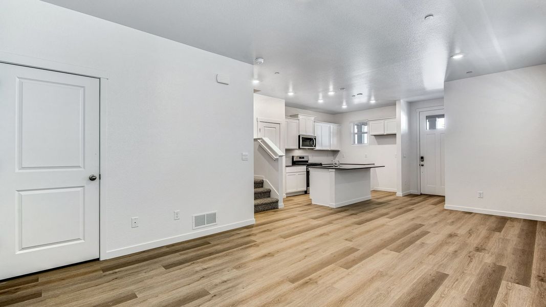 Spacious, unfurnished interior of a new home in Settlers Crossing, Commerce City (Image 9).