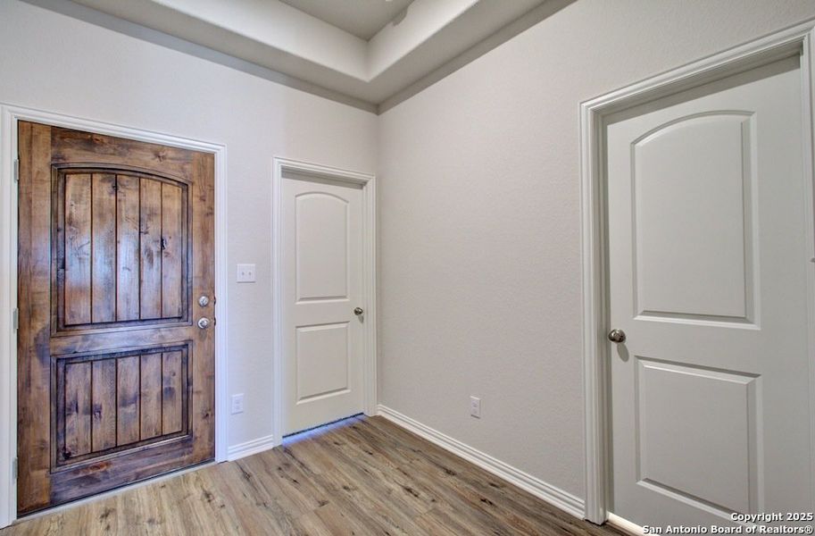 Spacious, unfurnished interior of a new home in Meyer Ranch - Enclave, New Braunfels (Image 15).