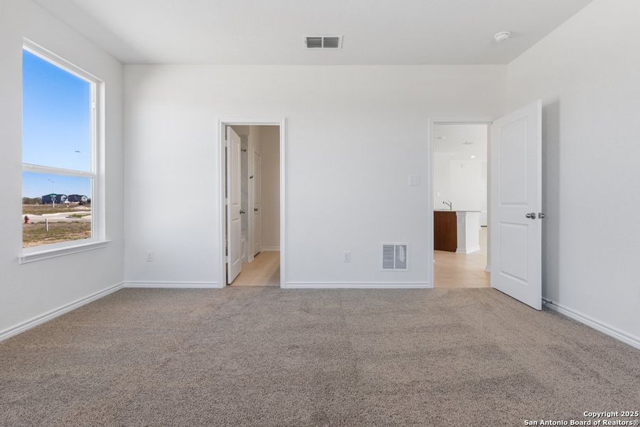 Spacious, unfurnished interior of a new home in Legend Heights, New Braunfels (Image 6).