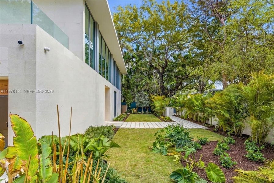 Exterior details and patio area of a home in , Miami (Image 23).