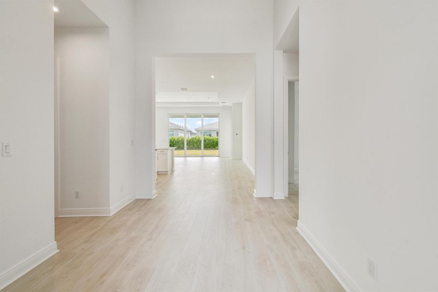 Spacious, unfurnished interior of a new home in PGA Village Verano, Port St. Lucie (Image 8).