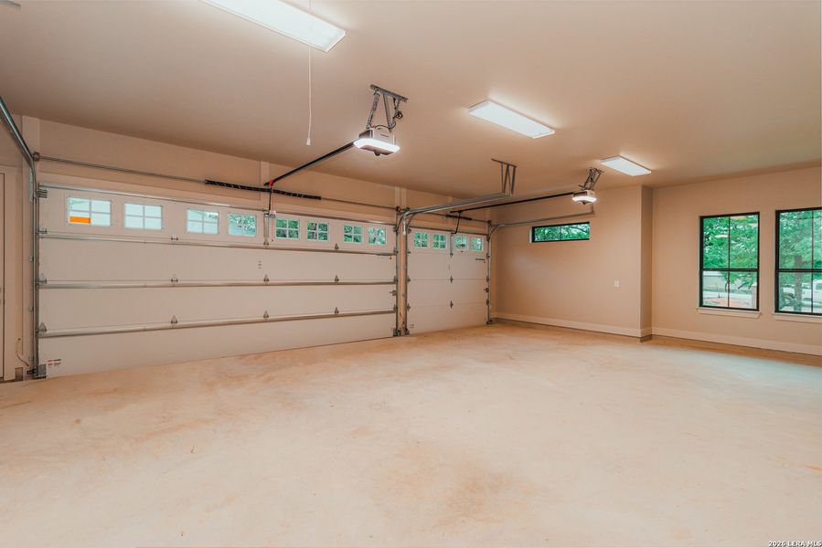 Spacious, unfurnished interior of a new home in , La Vernia (Image 18).