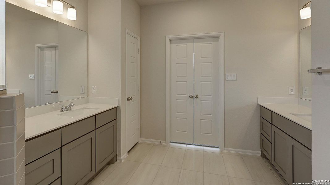 Furnished interior view inside a new home in Ladera 40', San Antonio (Image 10).