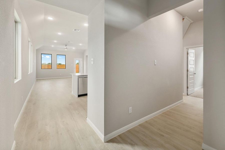 Spacious, unfurnished interior of a new home in Trinity Ranch, Elgin (Image 13).