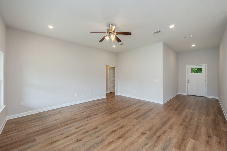 Spacious, unfurnished interior of a new home in Barton's Bend, Crestview (Image 15). Spacious, unfurnished interior of a new home in Barton's Bend, Crestview (Image 15).