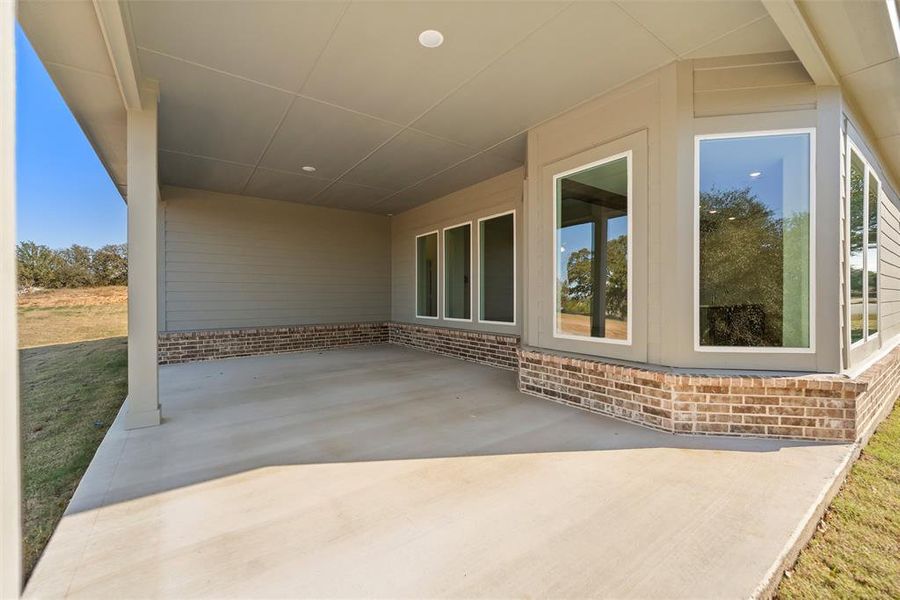 Exterior details and patio area of a home in Oak Grove Addition, Springtown (Image 30).