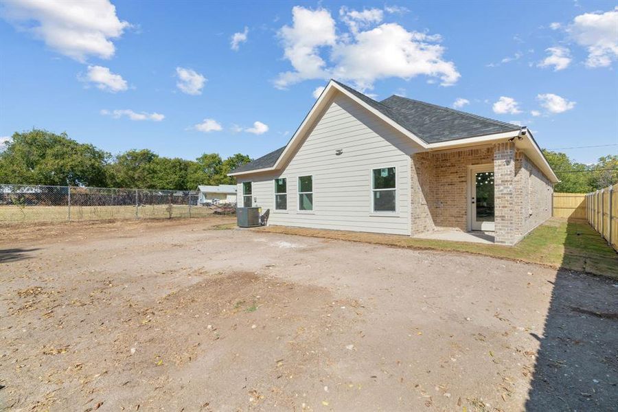 Exterior details and patio area of a home in , White Settlement (Image 4).