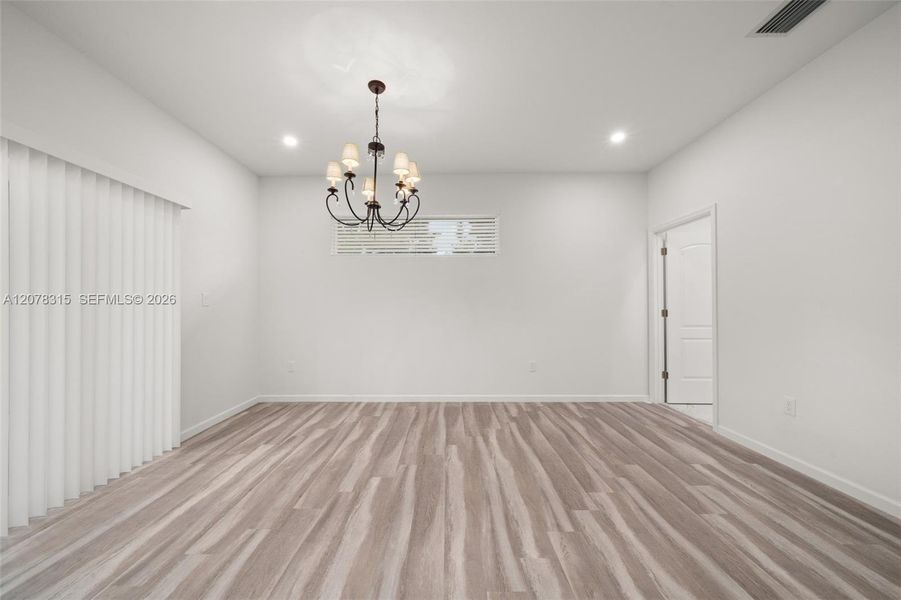 Spacious, unfurnished interior of a new home in , Sebring (Image 46).