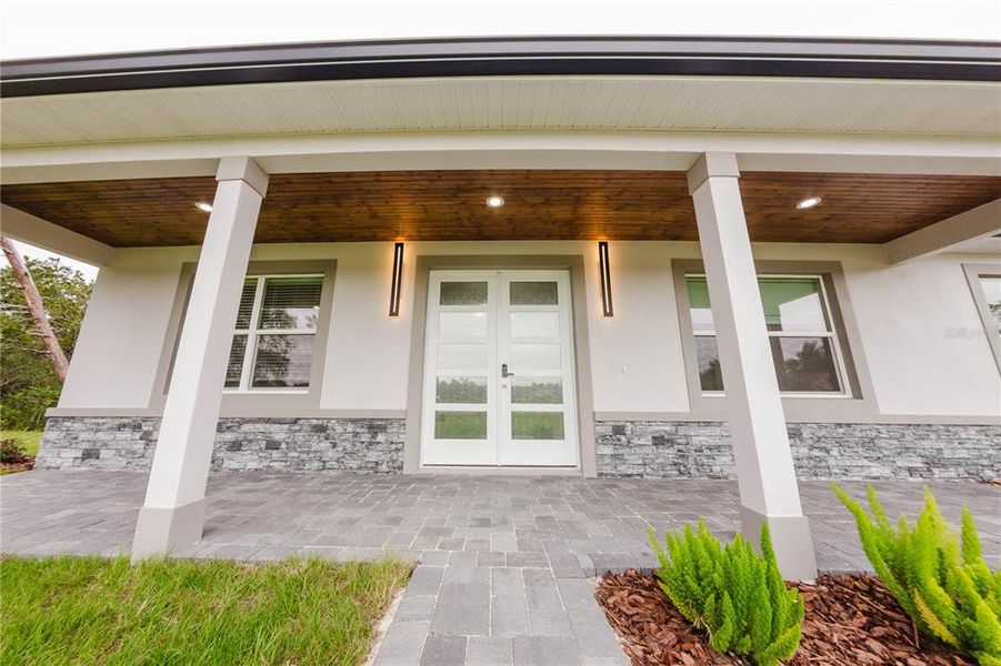 Exterior details and patio area of a home in , Eustis (Image 3).