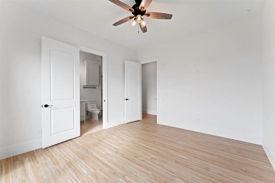 Secondary room with wonderful natural light.