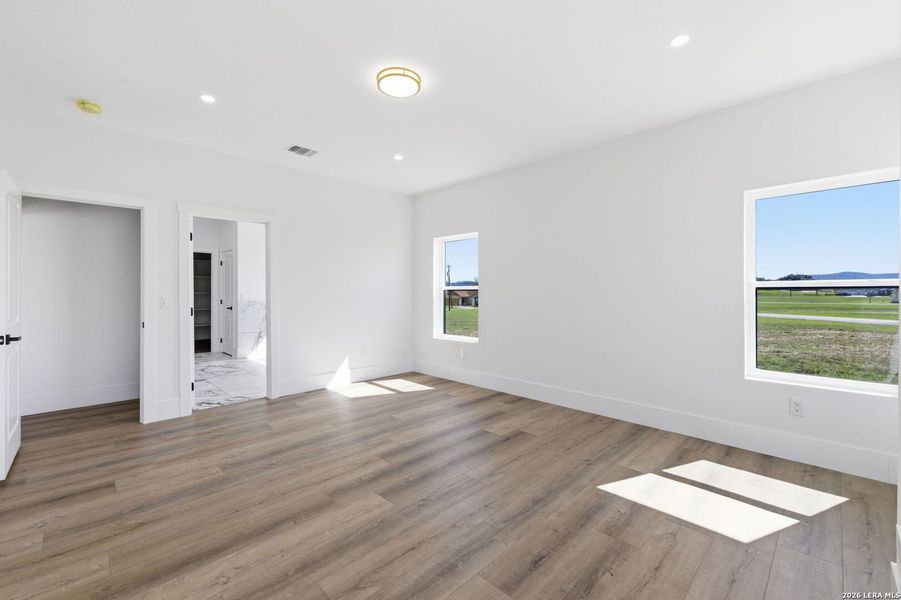 Spacious, unfurnished interior of a new home in , Bandera (Image 47).