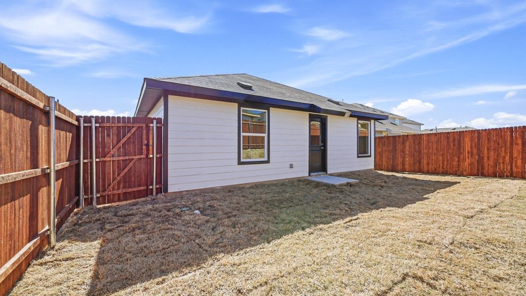 Representative exterior details of a home built from the Estero by D.R. Horton in Hickory Grove, Krum (Image 21).