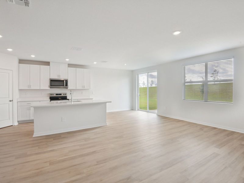 Spacious, unfurnished interior of a new home in Hilltop Vistas, Dade City (Image 11).