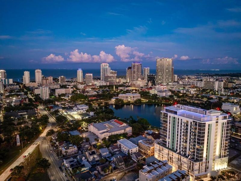 Condo located in St. Petersburg, FL showcasing its design and architecture (Image 29).