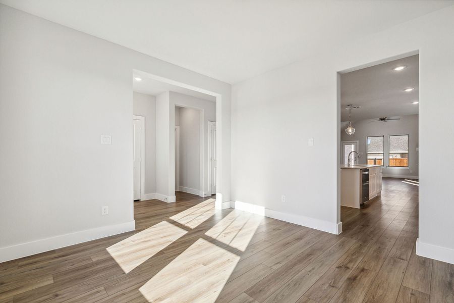 Spacious, unfurnished interior of a new home in Dove Hollow, Waxahachie (Image 17).