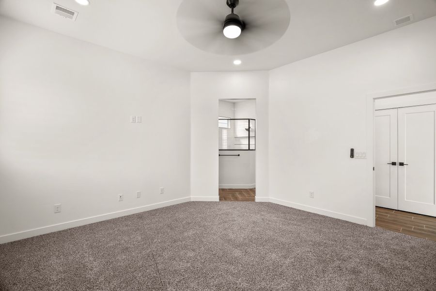 Spacious, unfurnished interior of a new home in Tierra Del Este 91, El Paso (Image 26). Spacious, unfurnished interior of a new home in Tierra Del Este 91, El Paso (Image 26).
