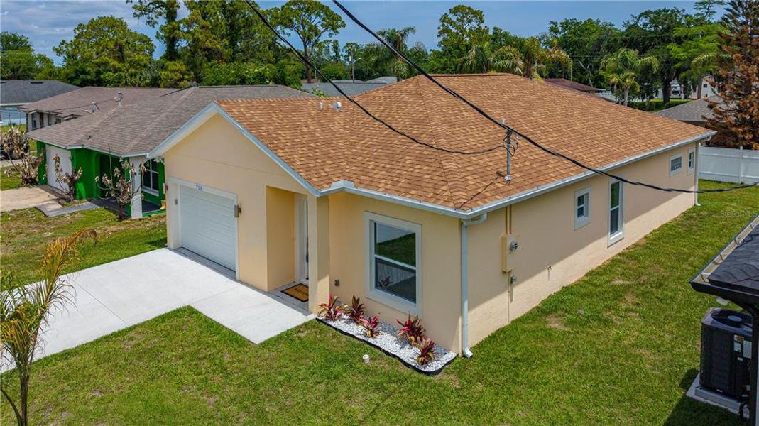 Exterior details and patio area of a home in , Daytona Beach (Image 4).