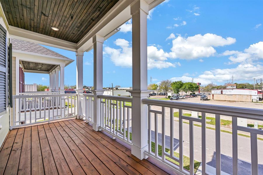 Exterior details and patio area of a home in Pearland Old Townsite, Pearland (Image 3).