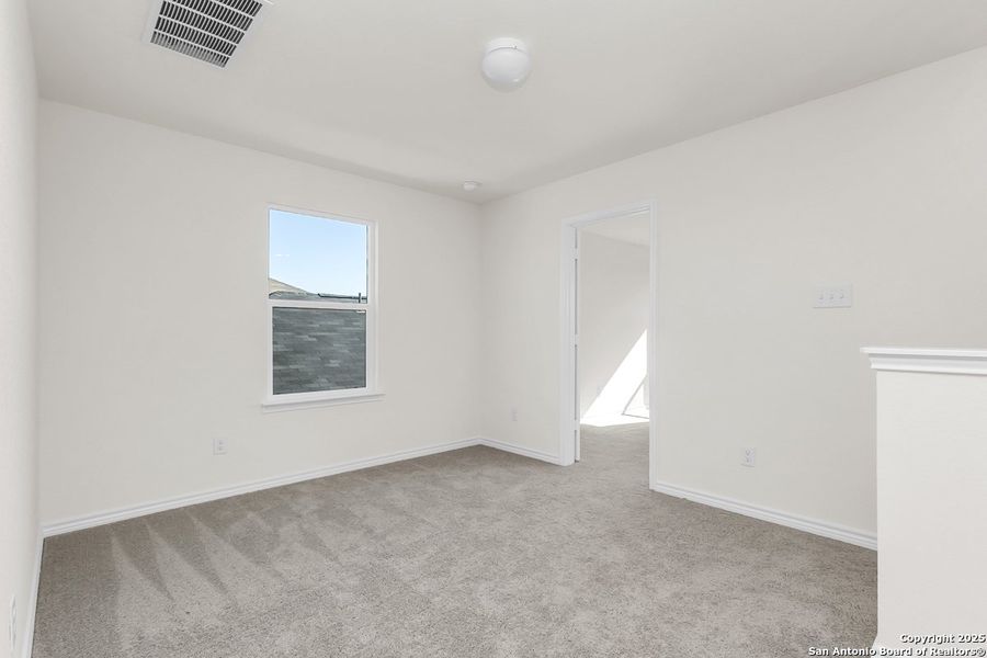 Spacious, unfurnished interior of a new home in Spanish Trails, San Antonio (Image 11).