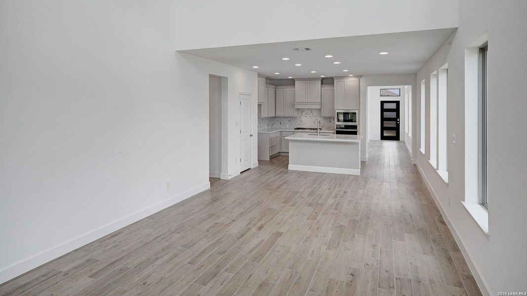 Spacious, unfurnished interior of a new home in Ladera, San Antonio (Image 25).