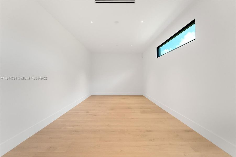 Spacious, unfurnished interior of a new home in , Pinecrest (Image 18).
