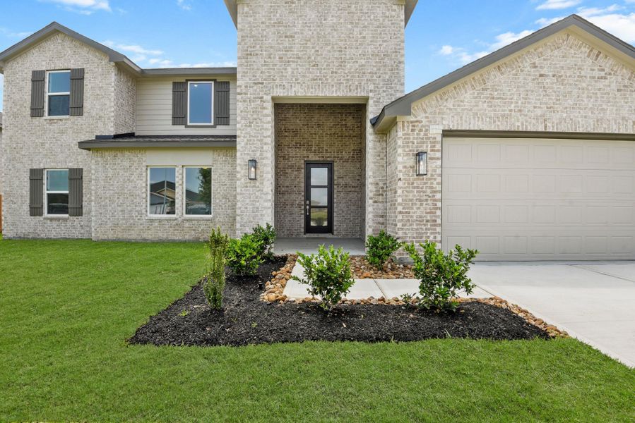 Exterior details and patio area of a home in Riverside Estates, Mont Belvieu (Image 3).
