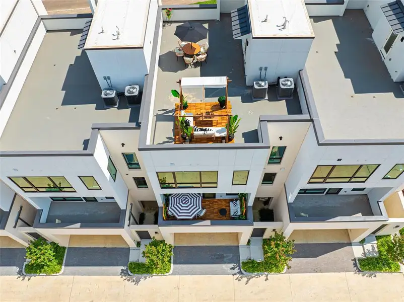 Condo located in Dallas, TX showcasing its design and architecture (Image 4).