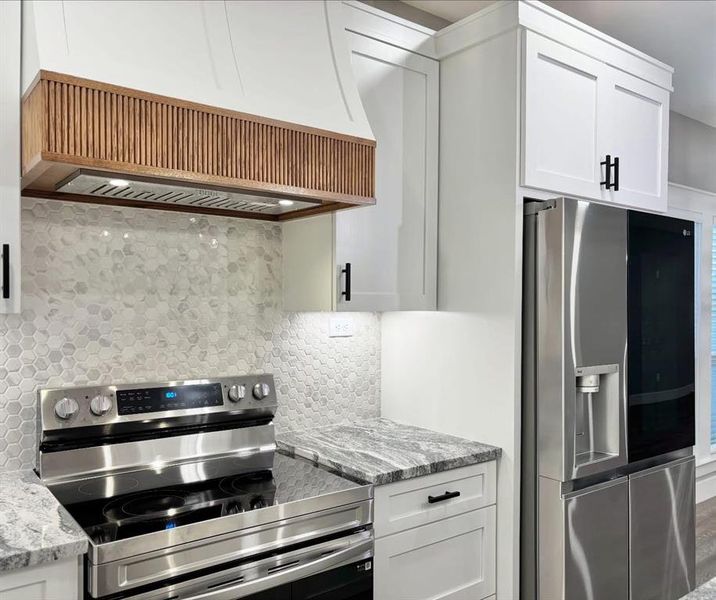 Furnished interior view inside a new home in , Corsicana (Image 11).