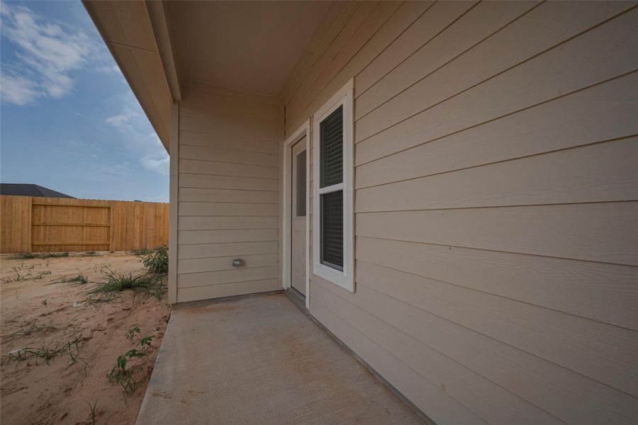 Exterior details and patio area of a home in Woodland Lakes, Huffman (Image 3).