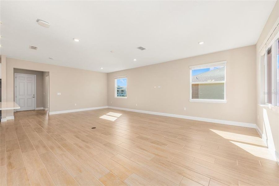 Spacious, unfurnished interior of a new home in , Ocala (Image 14).
