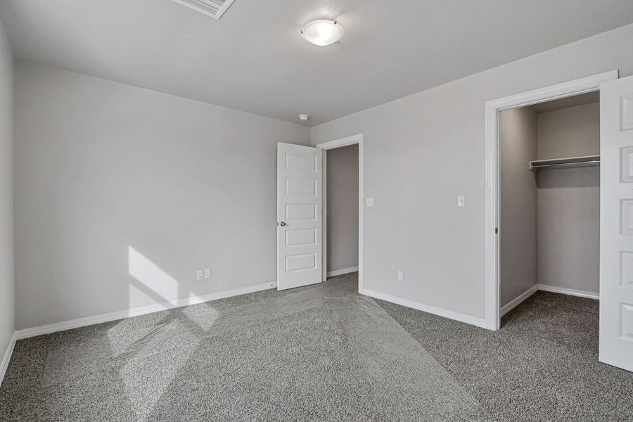 Spacious, unfurnished interior of a new home in Paseos Del Este, Horizon City (Image 18).