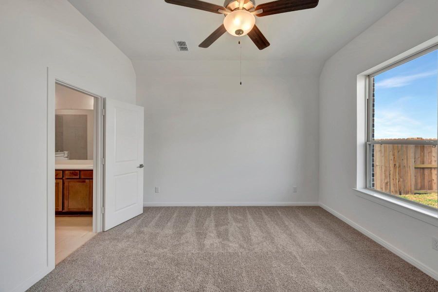 Spacious, unfurnished interior of a new home in Beacon Point at Lago Mar 50’ Homesites, Texas City (Image 17).