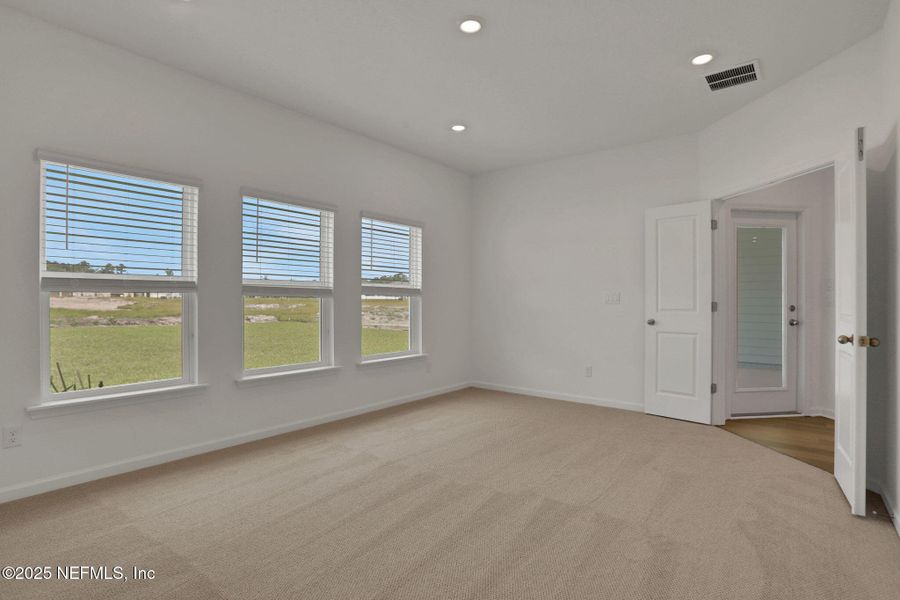 Spacious, unfurnished interior of a new home in Jennings Farm, Middleburg (Image 21).