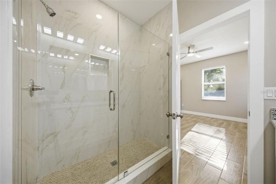 Spacious, unfurnished interior of a new home in , Tampa (Image 28).
