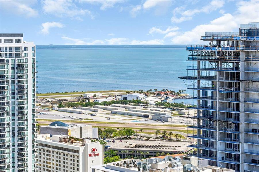 Condo located in St. Petersburg, FL showcasing its design and architecture (Image 52).