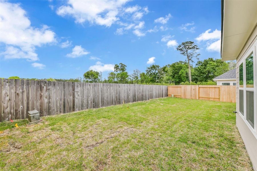 Exterior details and patio area of a home in King Oaks Village, Baytown (Image 21).