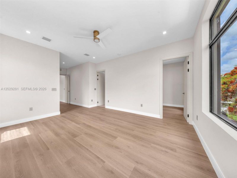 Spacious, unfurnished interior of a new home in , Hollywood (Image 37).