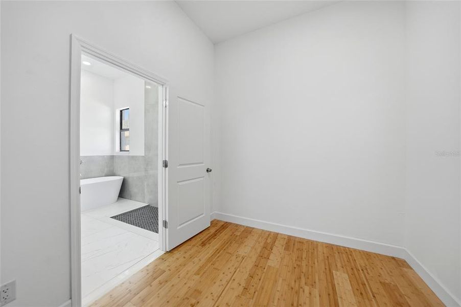 Spacious, unfurnished interior of a new home in , Port Charlotte (Image 41).