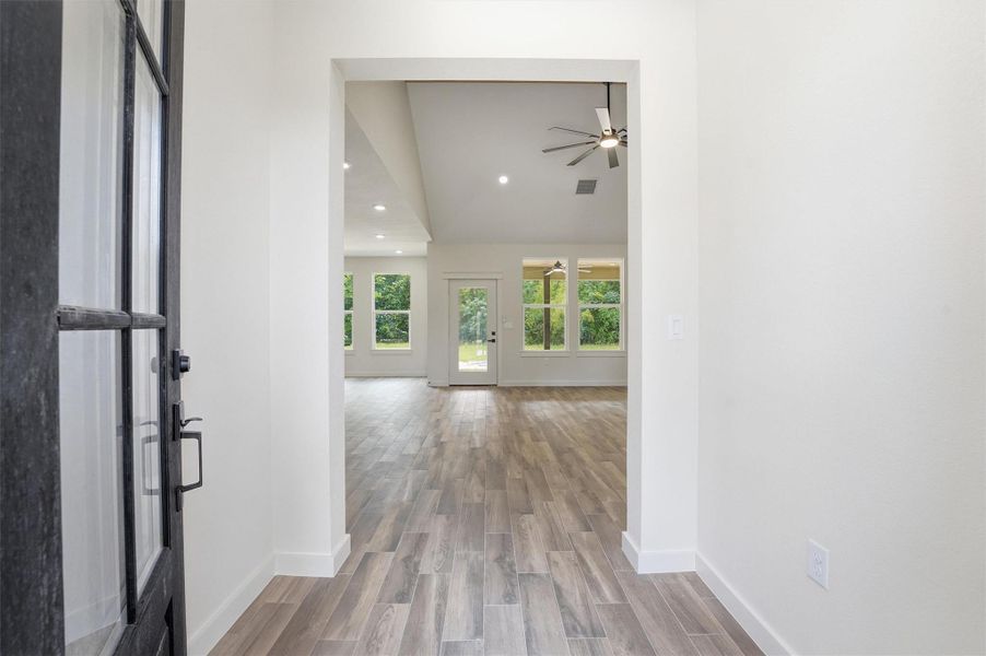 Spacious, unfurnished interior of a new home in , Conroe (Image 13).