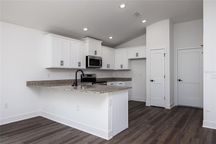 Furnished interior view inside a new home in Kirkland Farms, Alachua (Image 8).